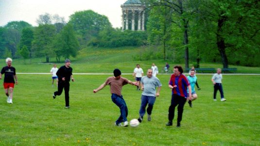 fußballspielen im englischen garten